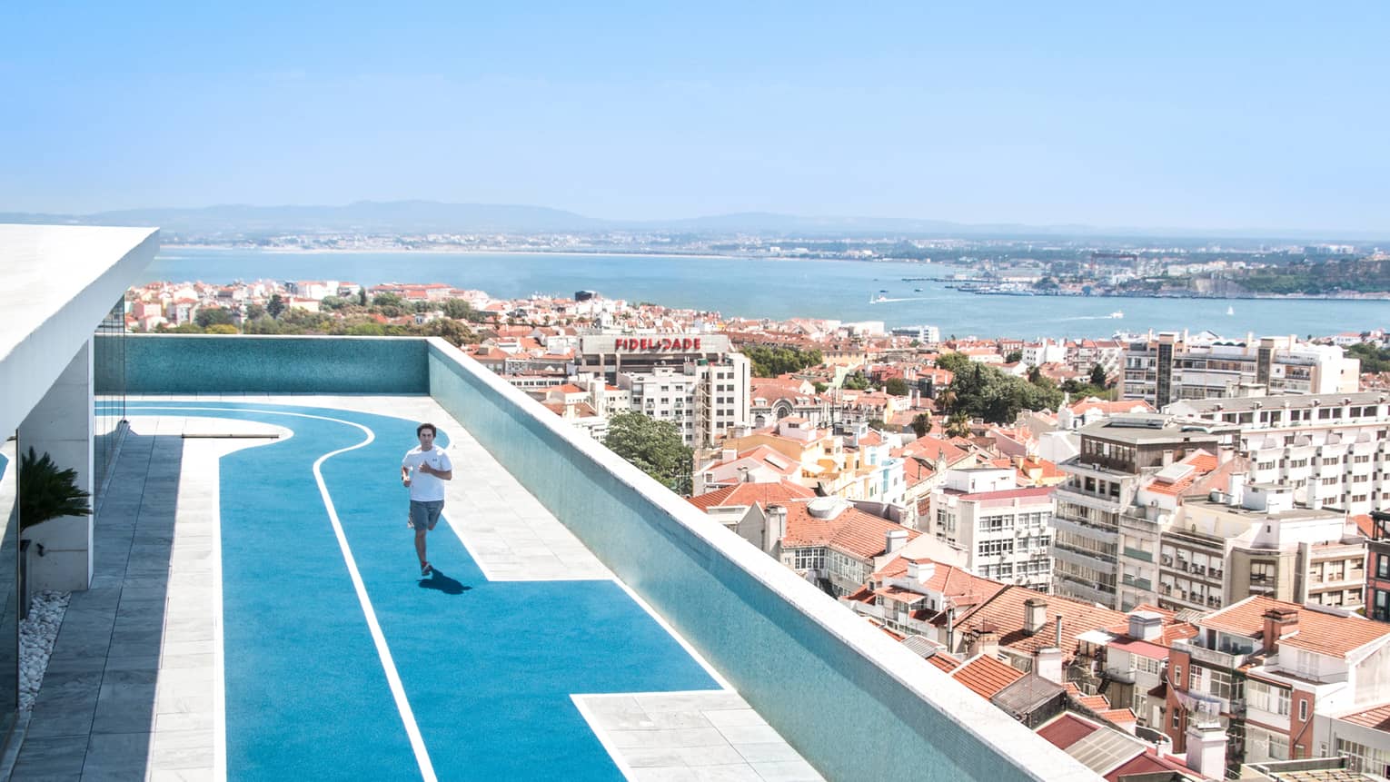 There is a 400 meter running track at the top of the hotel Ritz Lisbon